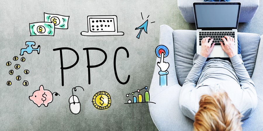 Špecialistka Teapot kontroluje prehľad Google Ads s rastúcou krivkou konverzií PPC kampane