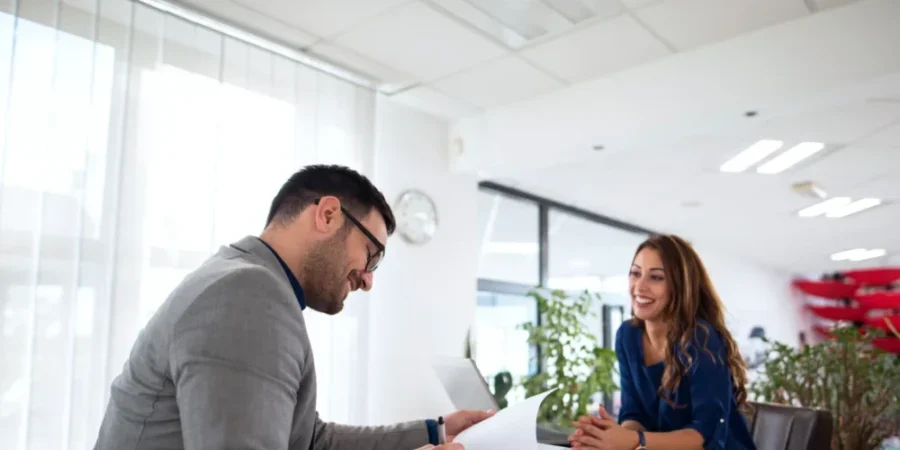 hr špecialista na pohovore s uchádzačkou o prácu
